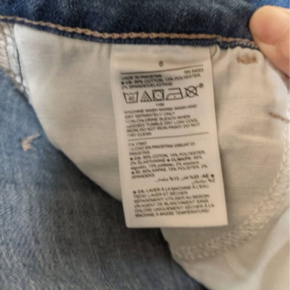 Womens Old Navy Rockstar Mid-Rise Distressed Embroidered Floral Capri Jeans Sz 6 - Picture 12 of 14